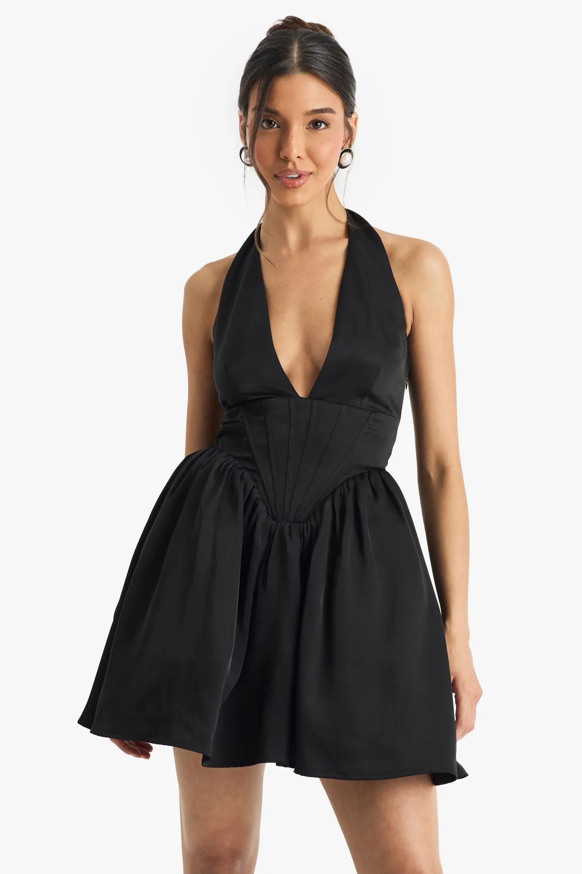 Robe mini en satin à encolure halterneck, détails à armatures et jupe volumineuse