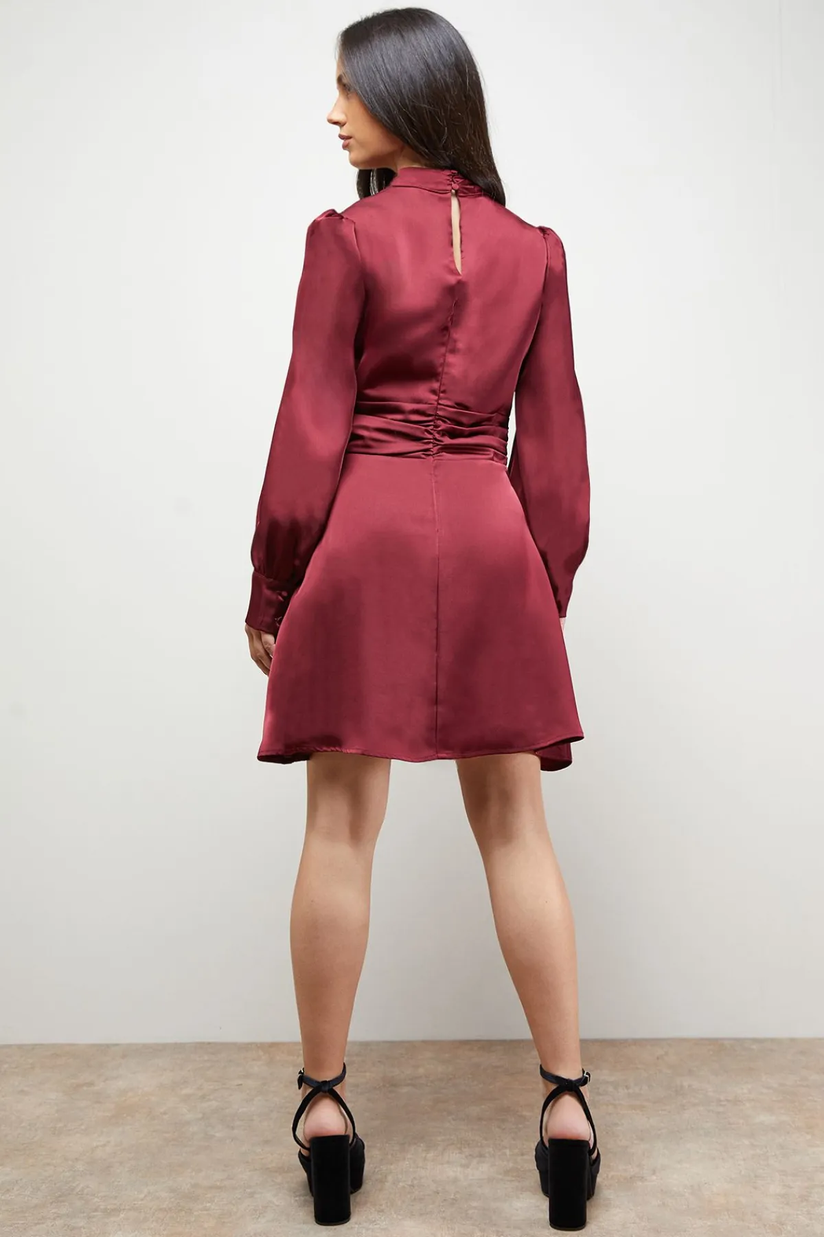 Oasis Robe Mini en Satin à Taille Froncée, Col Montant et Manches Bouffantes<Femme Satin Et Dentelle|Robes À Manches Longues