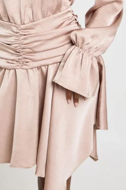 Robe Mini en Satin Texturé avec Détails de Volants