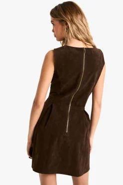 boohoo Robe mini en suède à plis en boîte<Femme Looks Chocolat|Robes