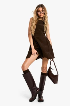 boohoo Robe mini en suède à plis en boîte<Femme Looks Chocolat|Robes