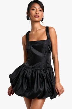 boohoo Robe mini en taffetas à ourlet bulle et laçage<Femme Satin Et Dentelle|Robes Patineuses