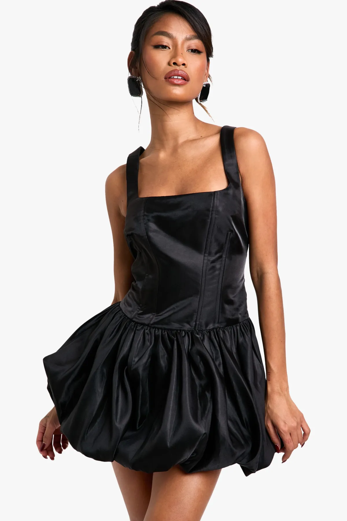 boohoo Robe mini en taffetas à ourlet bulle et laçage<Femme Satin Et Dentelle|Robes Patineuses