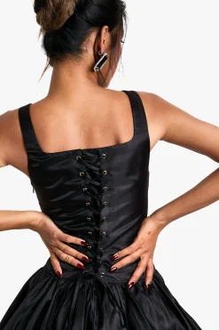 boohoo Robe mini en taffetas à ourlet bulle et laçage<Femme Satin Et Dentelle|Robes Patineuses