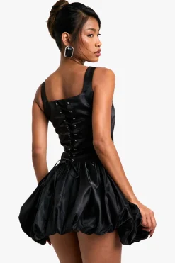 boohoo Robe mini en taffetas à ourlet bulle et laçage<Femme Satin Et Dentelle|Robes Patineuses
