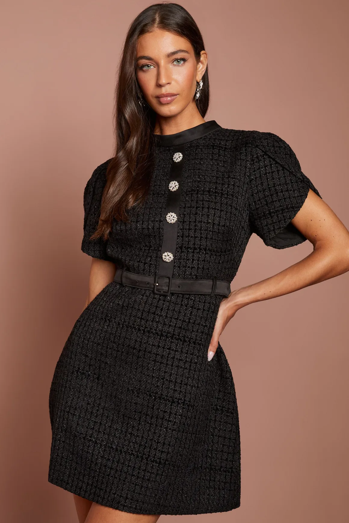 Robe Mini En Tweed À Ceinture Avec Manches Tulipe Et Boutons Nacrés