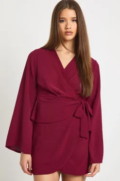 Robe mini à enveloppement avant martelé
