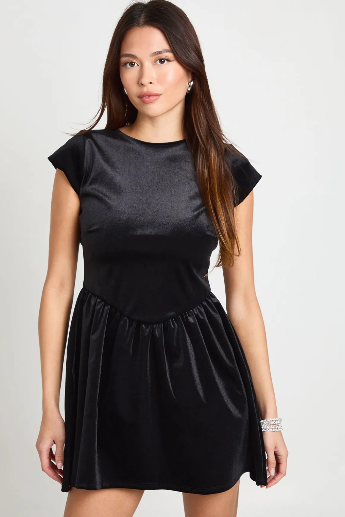 Robe mini en velours avec jupe ample et dos nu