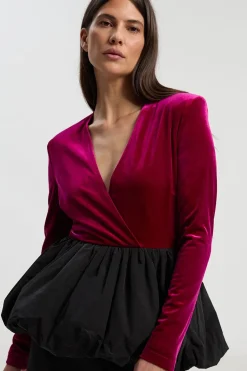 Robe Mini en Velours à Décolleté Plongeant et Basque en Taffetas à Manches Longues