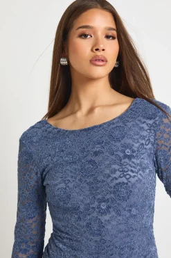 Robe mini en velours et dentelle à manches évasées
