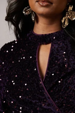 Robe Mini en Velours à Sequins avec Décolleté Goutte d'Eau
