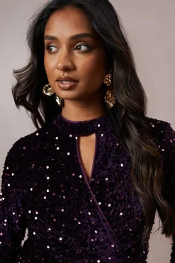 Robe Mini en Velours à Sequins avec Décolleté Goutte d'Eau