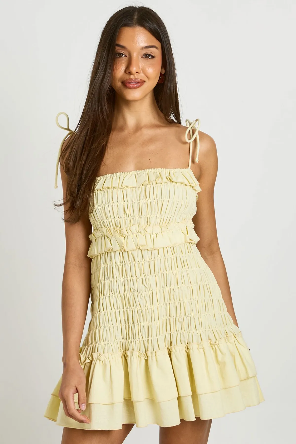 boohoo Robe Mini Froncée À Effet Lin Avec Ourlet À Volants Petite<Femme Robes Patineuses|Robes