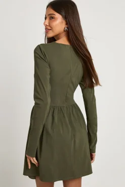 Robe mini froncée à manches longues et taille basse