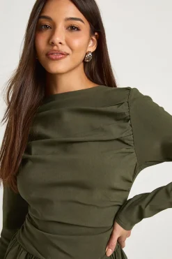 Robe mini froncée à manches longues et taille basse