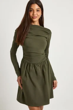 Robe mini froncée à manches longues et taille basse