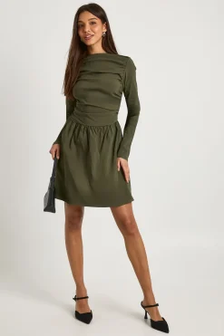 Robe mini froncée à manches longues et taille basse