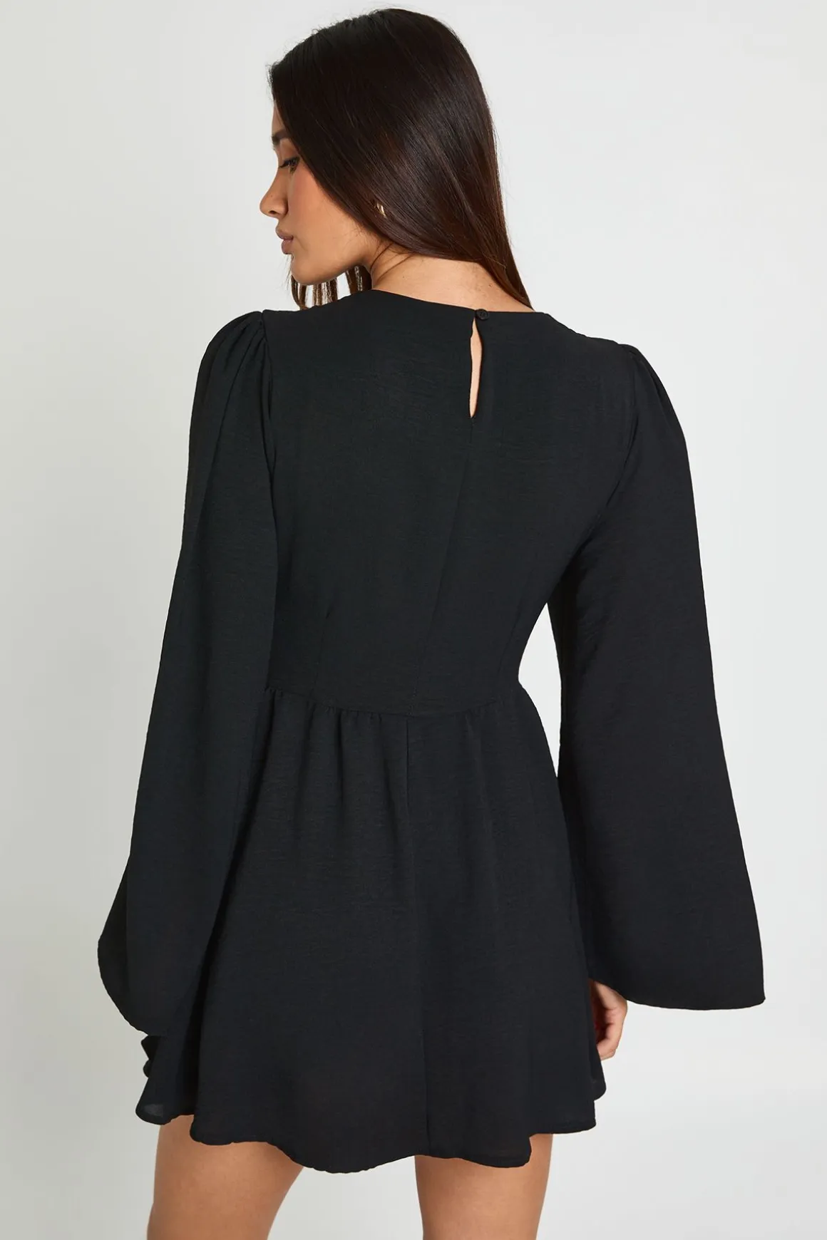 Robe Mini Froncée À Manches Évasées En Crêpe Martelé