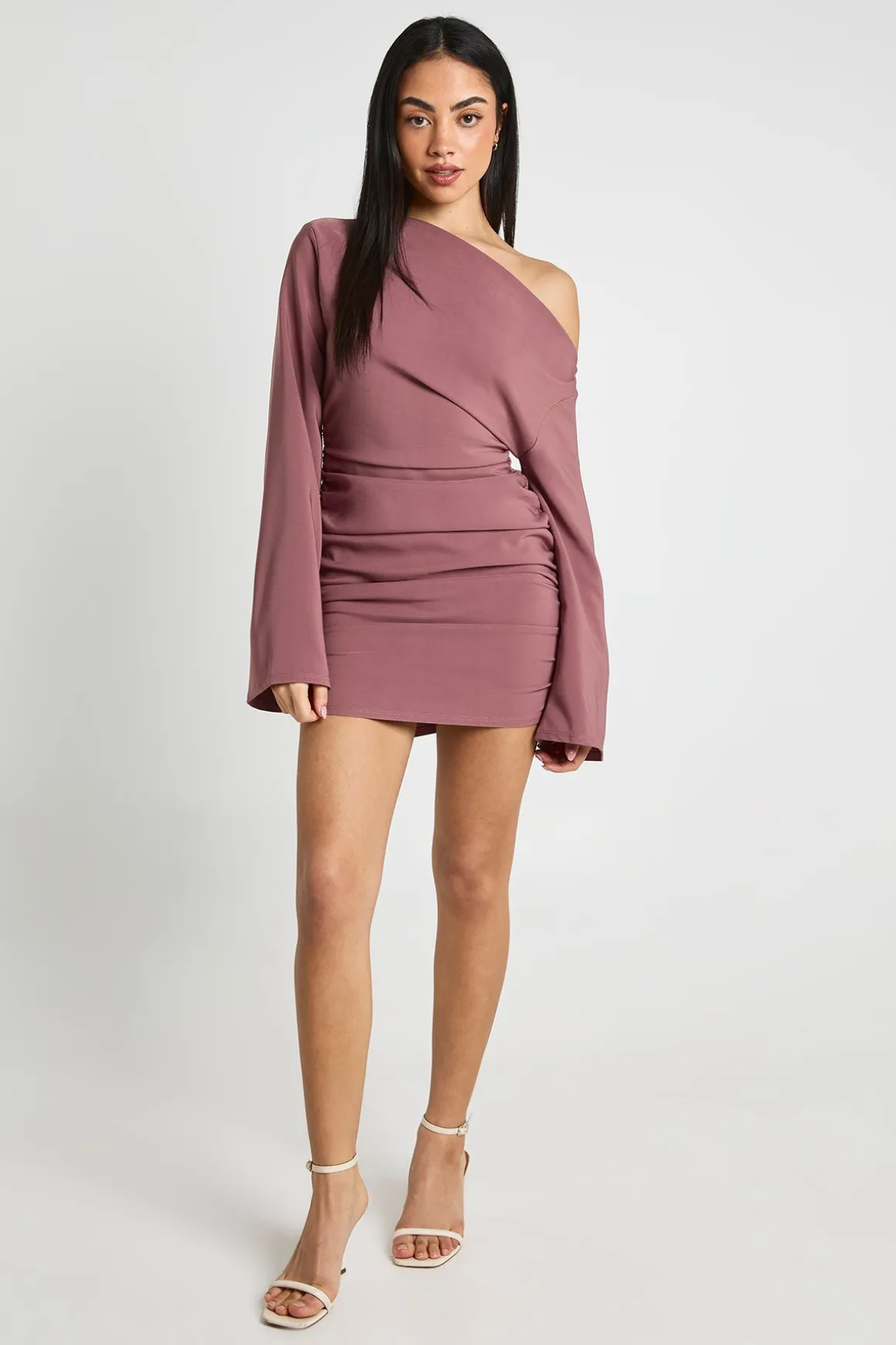 Robe Mini Froncée À Épaules Dénudées Et Manches Évasées