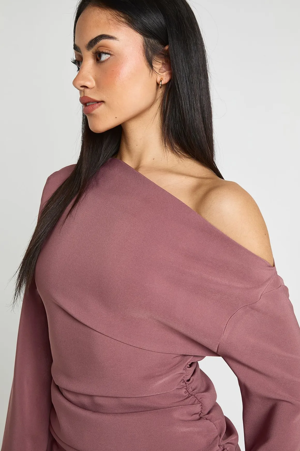 Robe Mini Froncée À Épaules Dénudées Et Manches Évasées