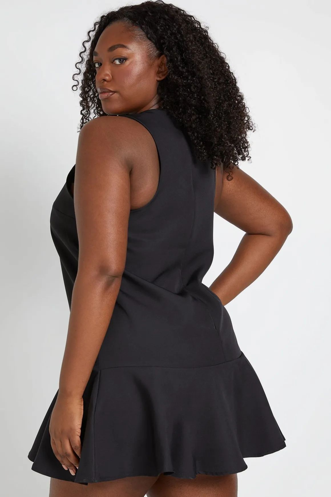 Robe Mini Grande Taille À Encolure Dos Nageur Et Ourlet À Volants