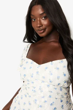 boohoo Robe mini grande taille en dentelle florale à ourlet déposé<Femme Satin Et Dentelle|Robes Patineuses
