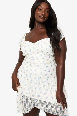 boohoo Robe mini grande taille en dentelle florale à ourlet déposé<Femme Satin Et Dentelle|Robes Patineuses