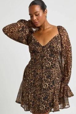 Robe Mini Grande Taille En Mousseline Texturée Imprimé Léopard Avec Ourlet À Godets