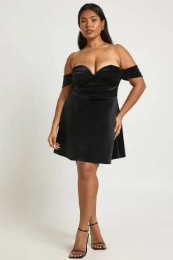 boohoo Robe Mini Grande Taille En Velours Bardot À Décolleté Plongeant<Femme Robes Patineuses|Robes