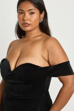 boohoo Robe Mini Grande Taille En Velours Bardot À Décolleté Plongeant<Femme Robes Patineuses|Robes