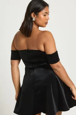 boohoo Robe Mini Grande Taille En Velours Bardot À Décolleté Plongeant<Femme Robes Patineuses|Robes