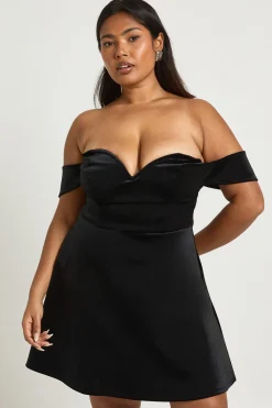 boohoo Robe Mini Grande Taille En Velours Bardot À Décolleté Plongeant<Femme Robes Patineuses|Robes