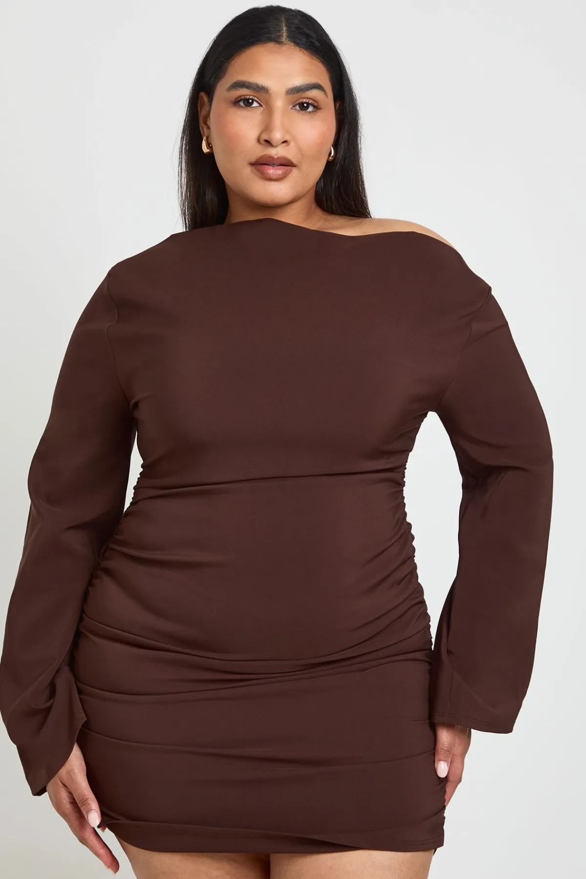 boohoo Robe Mini Grande Taille À Manches Évasées, Épaules Dénudées Et Fronces<Femme Looks Chocolat|Robes À Manches Longues
