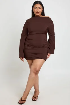boohoo Robe Mini Grande Taille À Manches Évasées, Épaules Dénudées Et Fronces<Femme Looks Chocolat|Robes À Manches Longues