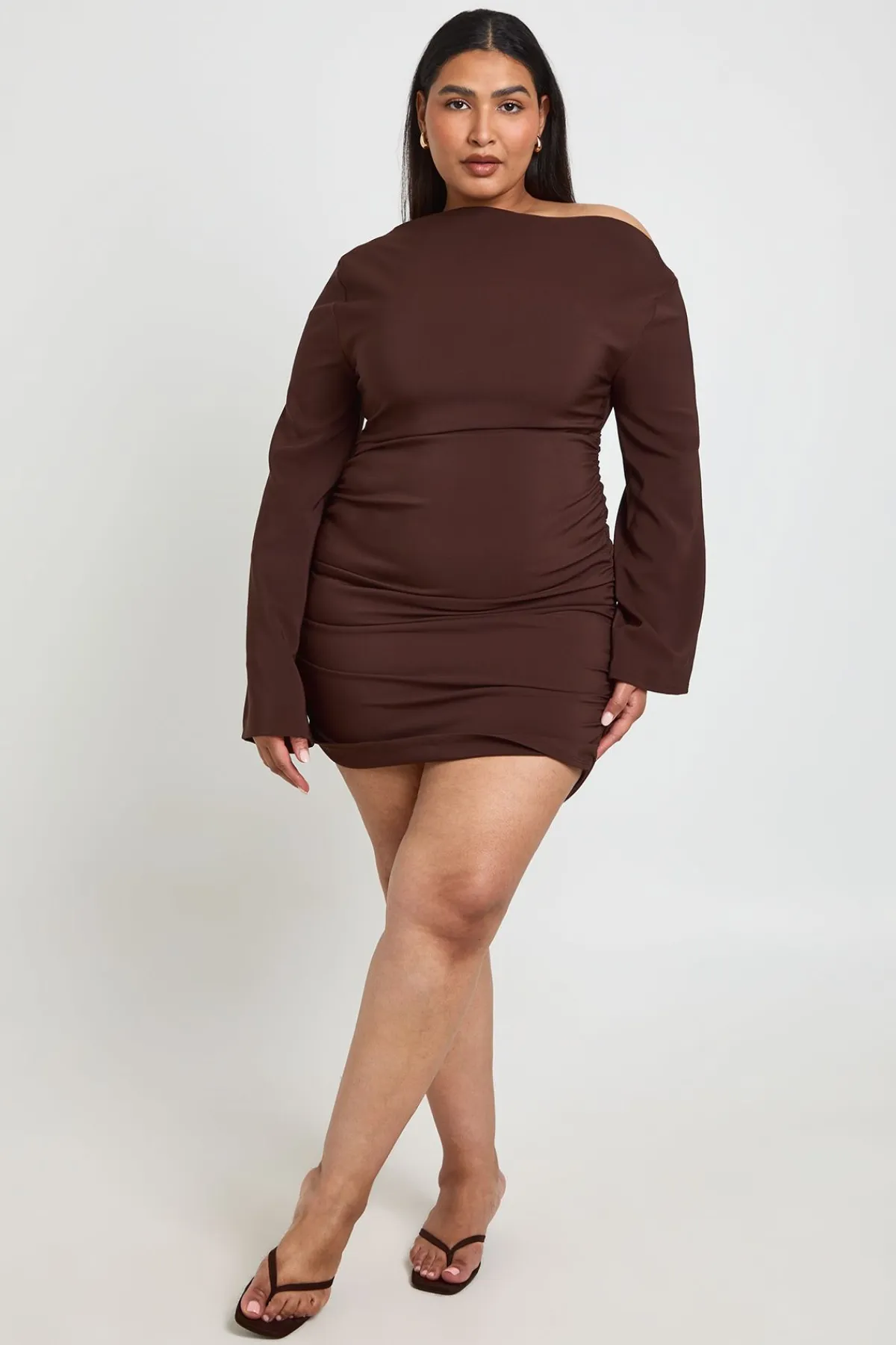 boohoo Robe Mini Grande Taille À Manches Évasées, Épaules Dénudées Et Fronces<Femme Looks Chocolat|Robes À Manches Longues