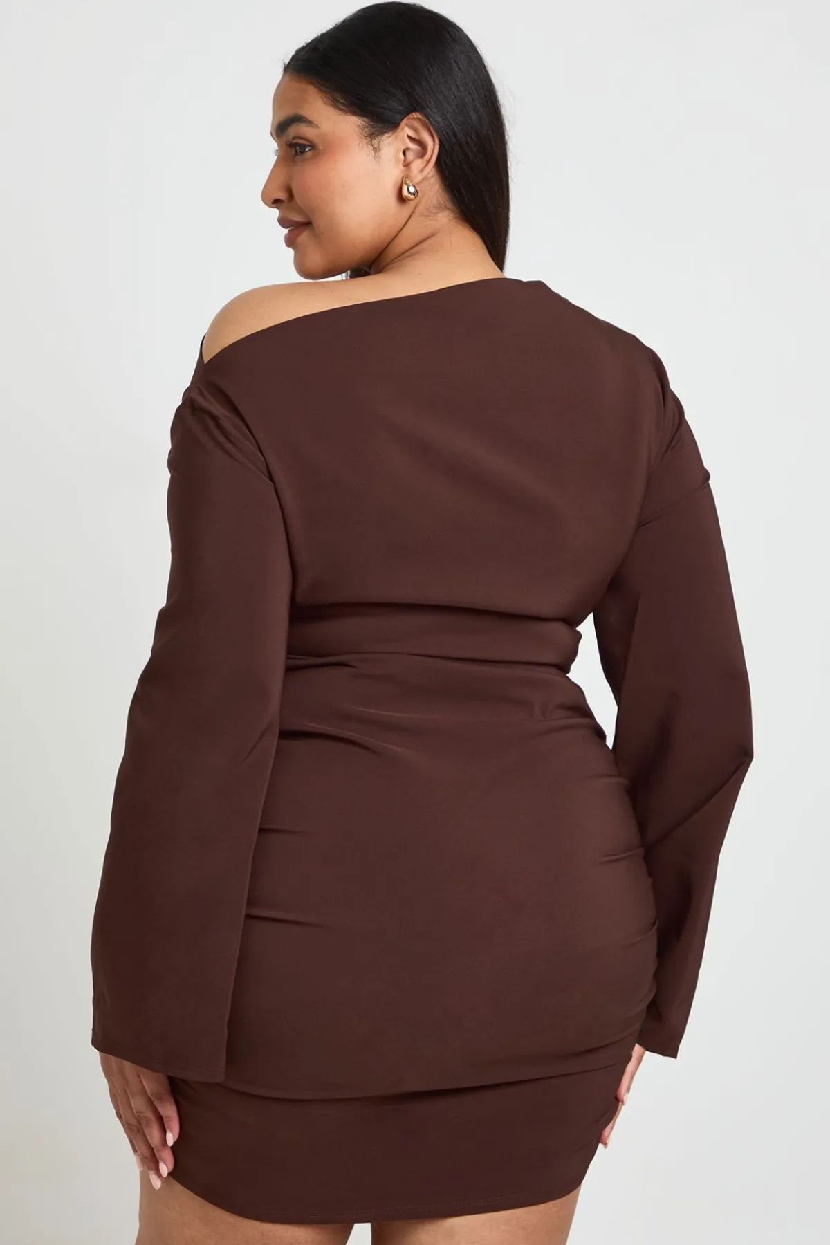 boohoo Robe Mini Grande Taille À Manches Évasées, Épaules Dénudées Et Fronces<Femme Looks Chocolat|Robes À Manches Longues