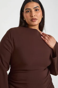 boohoo Robe Mini Grande Taille À Manches Évasées, Épaules Dénudées Et Fronces<Femme Looks Chocolat|Robes À Manches Longues