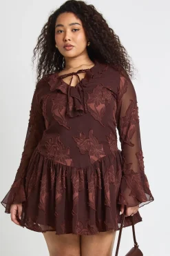 boohoo Robe Mini Grande Taille À Motif Floral Dévoré Et Ourlet Asymétrique<Femme Looks Chocolat|Robes Babydoll