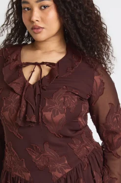 boohoo Robe Mini Grande Taille À Motif Floral Dévoré Et Ourlet Asymétrique<Femme Looks Chocolat|Robes Babydoll