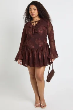 boohoo Robe Mini Grande Taille À Motif Floral Dévoré Et Ourlet Asymétrique<Femme Looks Chocolat|Robes Babydoll