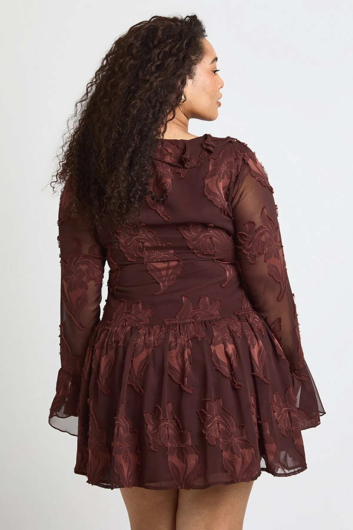 boohoo Robe Mini Grande Taille À Motif Floral Dévoré Et Ourlet Asymétrique<Femme Looks Chocolat|Robes Babydoll