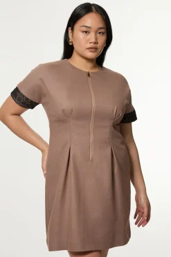 Robe mini grande taille sur mesure en sergé et mélange de dentelle à zip frontal