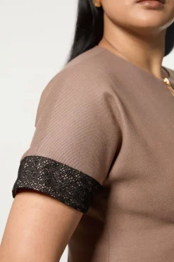 Robe mini grande taille sur mesure en sergé et mélange de dentelle à zip frontal