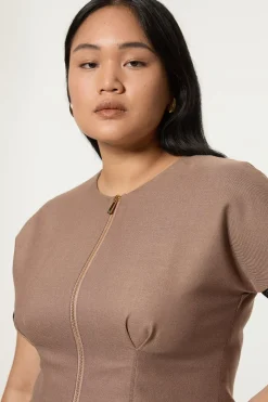 Robe mini grande taille sur mesure en sergé et mélange de dentelle à zip frontal