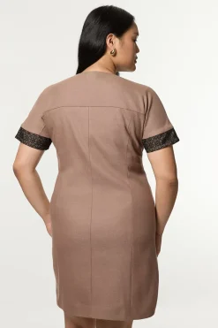 Robe mini grande taille sur mesure en sergé et mélange de dentelle à zip frontal