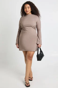 boohoo Robe Mini Grande Taille À Taille Froncée Et Manches Évasées<Femme Robes À Manches Longues|Robes
