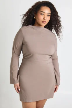 boohoo Robe Mini Grande Taille À Taille Froncée Et Manches Évasées<Femme Robes À Manches Longues|Robes