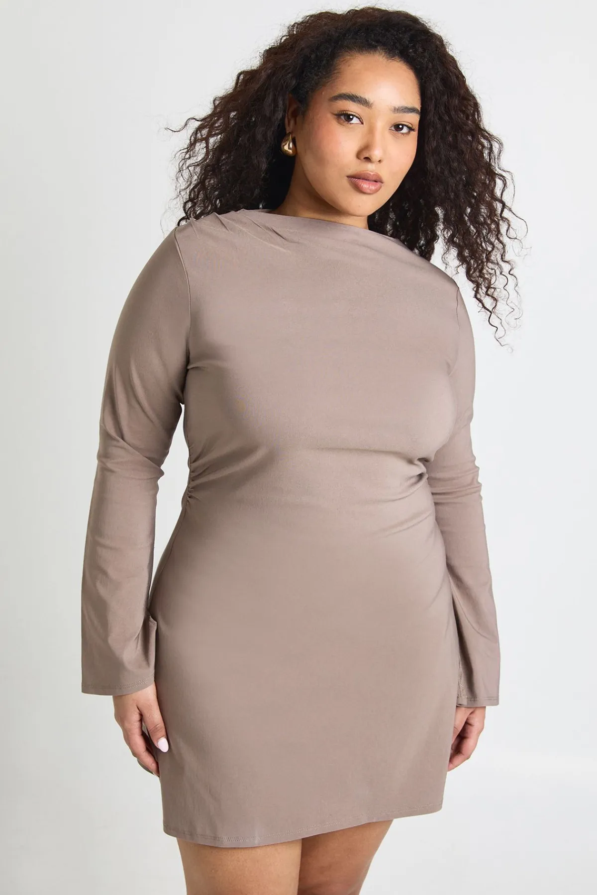 boohoo Robe Mini Grande Taille À Taille Froncée Et Manches Évasées<Femme Robes À Manches Longues|Robes