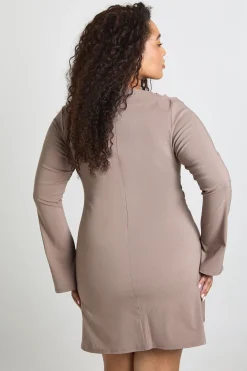 boohoo Robe Mini Grande Taille À Taille Froncée Et Manches Évasées<Femme Robes À Manches Longues|Robes