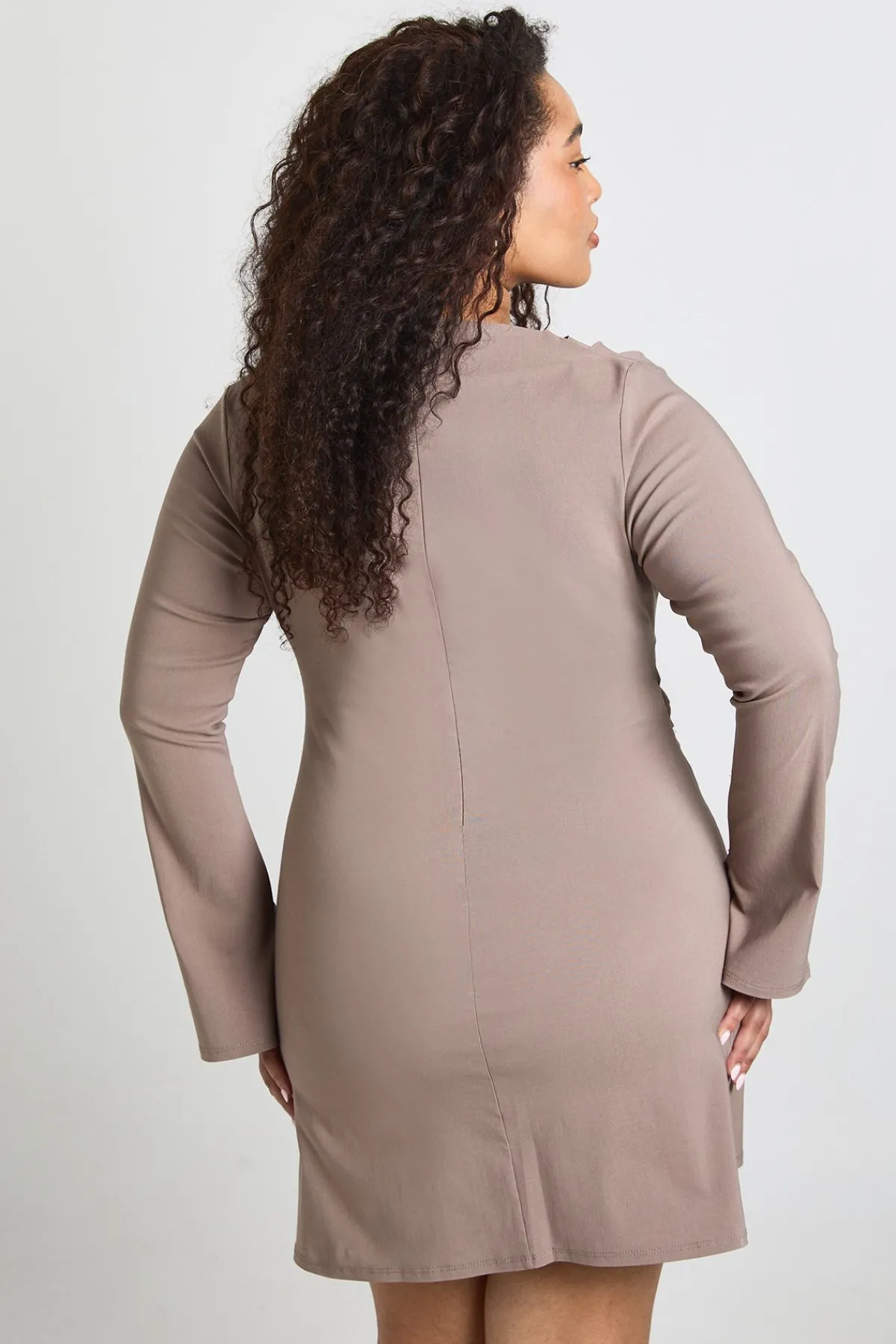 boohoo Robe Mini Grande Taille À Taille Froncée Et Manches Évasées<Femme Robes À Manches Longues|Robes
